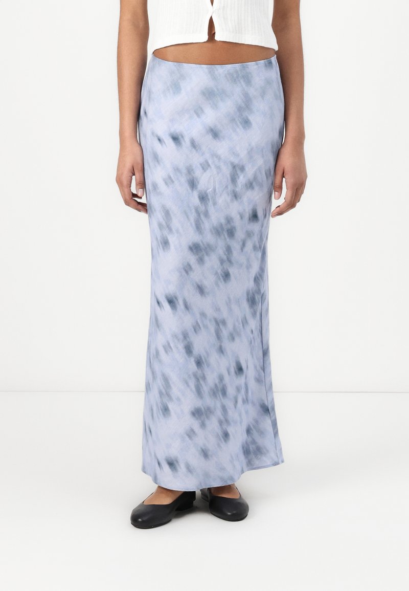 Jupe maxi longue, bleu clair, avec un motif tie-dye en bleu foncé, fabriquée dans un tissu lisse, avec une taille ajustée.