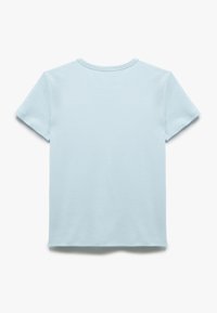 T-shirt azzurro chiaro con maniche corte, scollo rotondo, realizzato in cotone morbido. Texture liscia, senza motivi o accenti visibili.