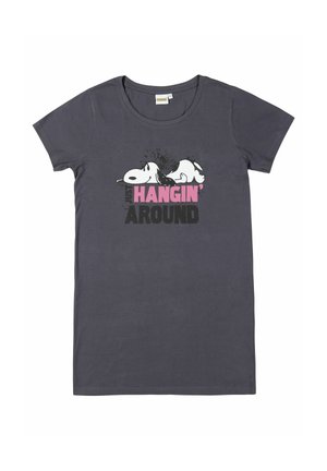 Dunkelgraues T-Shirt mit kurzen Ärmeln, auf dem Snoopy liegend abgebildet ist, und dem Text "Just Hangin' Around" in pinken und schwarzen Buchstaben.