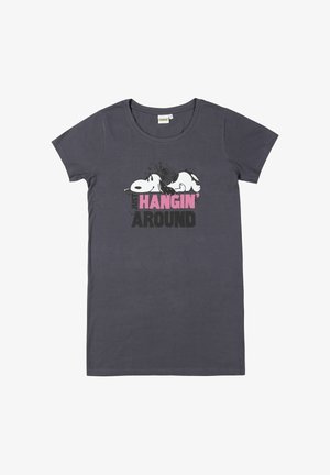 Dunkelgraues T-Shirt mit kurzen Ärmeln, auf dem Snoopy liegend abgebildet ist, und dem Text "Just Hangin' Around" in pinken und schwarzen Buchstaben.