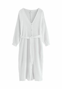 Robe en tissu froissé blanc avec des manches longues, décolleté en V, zip sur le devant et ceinture à nouer à la taille. Texture douce, coupe décontractée.