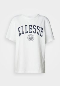 Camiseta de algodón blanca con "ELLESSE" en texto azul marino, con un logotipo circular debajo. Corte relajado y mangas cortas.