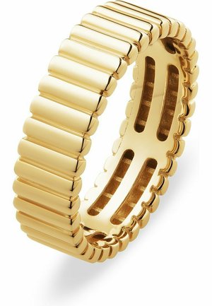 Goldfarbener Armreif mit geriffeltem Design, der rechteckige Segmente und offenen Raum aufweist und so eine strukturierte Optik bietet.