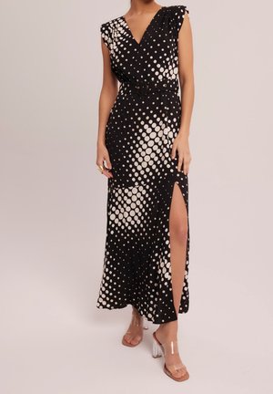 Zwarte maxi-jurk met witte stippen, voorzien van een diepe V-hals, kapmouwtjes, een tailleband en een split aan de zijkant, gemaakt van een lichtgewicht stof.