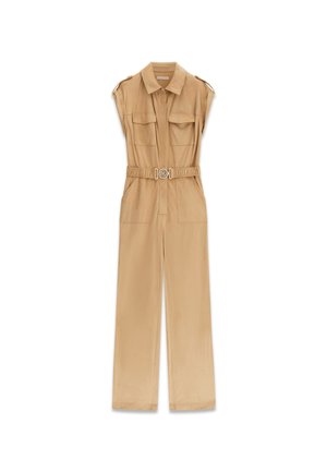 Ärmelloser beiger Utility-Jumpsuit mit Kragen, Vorderentaschen, elastischem Gürtel mit runder Schnalle und weitem Bein auf weißem Hintergrund.