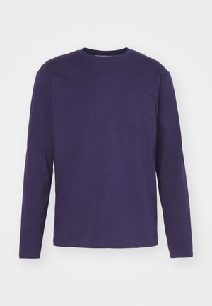 Lila Langarm-T-Shirt aus Baumwolle mit Rundhalsausschnitt und einer einzelnen Brusttasche. Glatte Textur und gerades Schnittdesign.