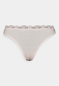 Lichtroze string met een kantafwerking bij de taille. De stof is zacht en glad, met een naadloos ontwerp voor extra comfort.