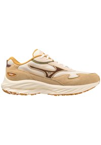 Beige Sport Schuh aus Mesh und Wildleder, mit braunen und grünen Akzenten, strukturiertem Sohlenprofil und Schnürsystem sowie gepolstertem Schaft.