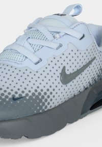 Αθλητικό παπούτσι Nike σε ανοιχτό μπλε και γκρι με επάνω μέρος από πλέγμα, διακοσμητικές κουκκίδες, κορδόνια και ορατό αερόσακο στην σόλα.