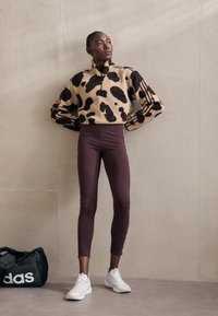 adidas Sportswear ESSENTIALS 3 STRIPES ANIMAL PRINT CROPPED QUARTER ZIP  - Felpa in pile - shadow brown/multicolor
