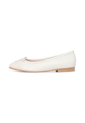 Ballerine in pelle color crema con finitura lucida, punta arrotondata e piccolo fiocco decorativo sulla parte anteriore. Presenta un tacco in legno basso.