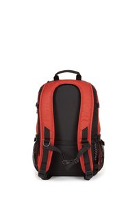 Mochila roja y negra con correas acolchadas, un asa superior y bolsillos laterales de malla. Material duradero con una forma aerodinámica y correas ajustables.