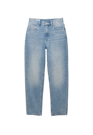 Persoon draagt een losse grijze off-shoulder trui, lichtblauwe jeans met hoge taille en bruine veterlaarzen, staand tegen een witte muur.