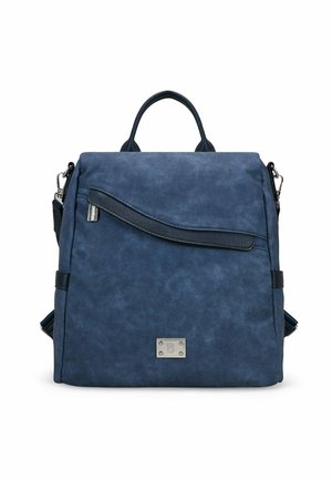 Bolso sintético azul marino con forma rectangular plana, que cuenta con un bolsillo frontal con cremallera, asa superior y un destacado detalle de logo en hardware.