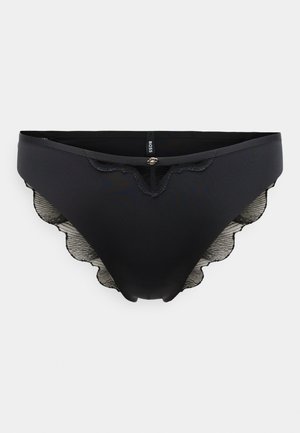 Schwarze Bikini-Slips mit glattem Vorderteil, gezackten Spitzenrändern und einem dekorativen Metallakzent in der Mitte. Weiches Material mit durchsichtigem Detail.