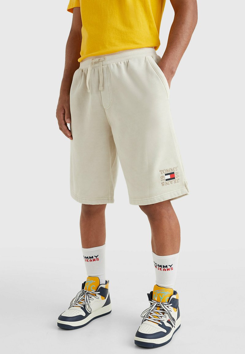 Tommy Jeans EMBROIDERY BASKETBALL Shorts savannah sand/sand