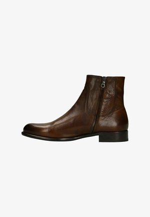 Bruine leren enkellaars met een gladde afwerking, zijrits, afgeronde neus en een lage, gelaagde hak. Heeft subtiele stiksel-details.