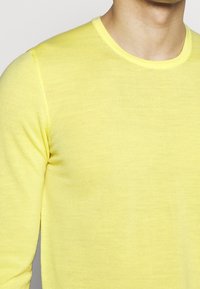 J.LINDEBERG Stickad tröja - yellow