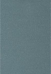 Tessuto blu a coste, texture intrecciata, superficie uniforme e lucentezza sottile; progettato per l'abbigliamento, che mostra un aspetto morbido e elastico.
