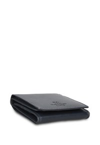 Gevouwen zwarte leren portemonnee met een gladde textuur, afgeronde hoeken en een verdiept logo aan de voorkant. Compact ontwerp voor gemakkelijke opberging.