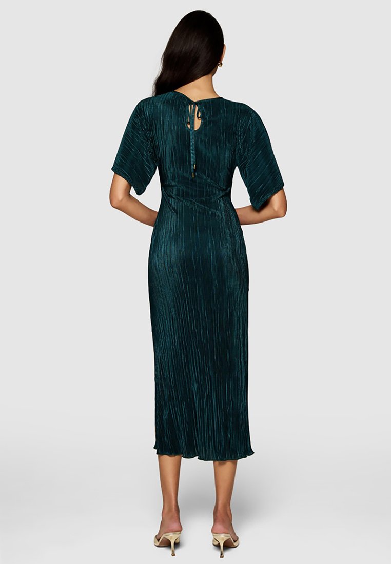 Türkisfarbiges, plissiertes Kleid mit kurzen Ärmeln, mittellangem Design, einem Schlüsselloch-Rückenverschluss und einer strukturierten Stoffoberfläche.