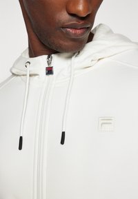 Fila ROBIN - Majica s kapuljačom i patentnim zatvaračem - white alyssum