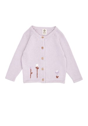 Hellviolette gestrickte Babystrickjacke mit Holzknöpfen und kleinen bestickten Blumen auf der unteren Vorderseite.