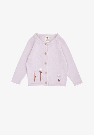 Lichtpaarse gebreide babyvest met houten knopen en kleine geborduurde bloemen aan de onderkant van de voorkant.