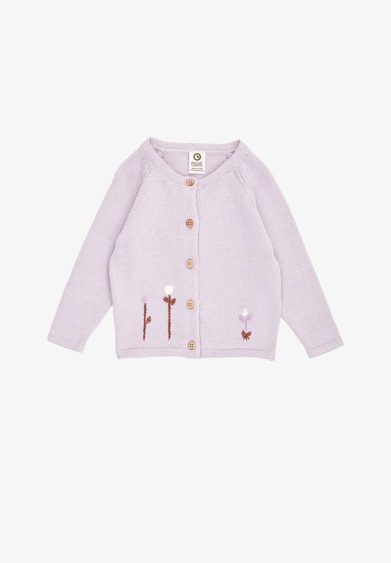 Lyse lilla strikket babycardigan med træknapper og små broderede blomster på den nederste forside.