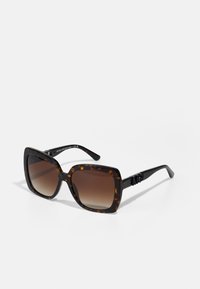 Ochelari de soare cu gradient maroniu și rame supradimensionate de formă pătrată, cu un model de țestoasă. Include detalii cu logo pe brațe.