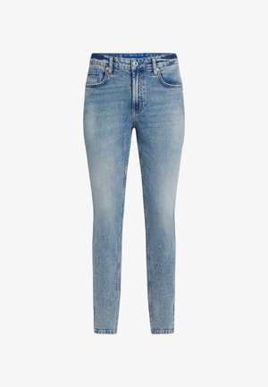 Világoskék, karcsú szabású farmernadrág. Öt zsebes kialakítás, gombos záródás és enyhe fakulás jellemzi. Sima tapintású és egyenes szárú fazon.