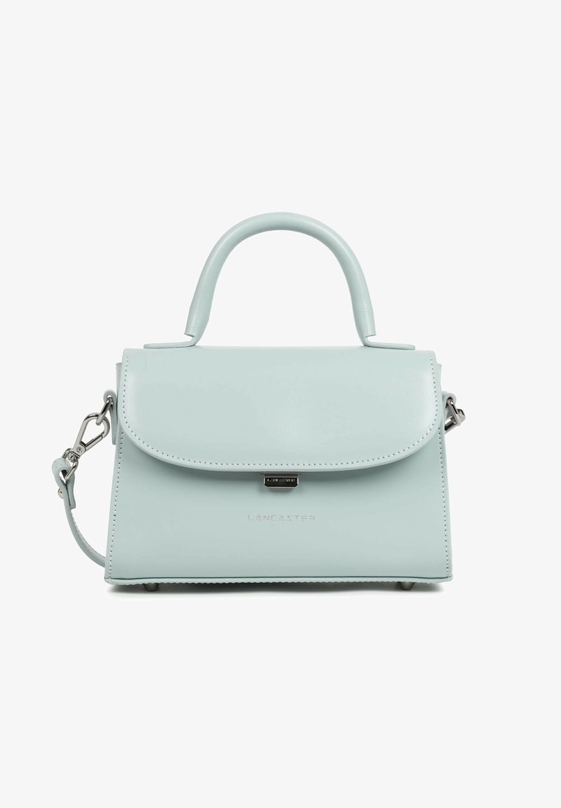 Sac à main en cuir bleu clair avec poignée supérieure, bandoulière amovible, fermeture à rabat et détails en métal argenté, marque Lancaster.