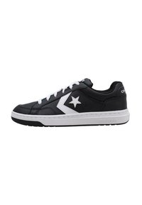 Sneakers negre din piele, cu talpa joasă și accente albe, având un logo cu stea, vârf rotund și outsole din cauciuc texturat. Șireturile sunt de culoare albastru deschis.