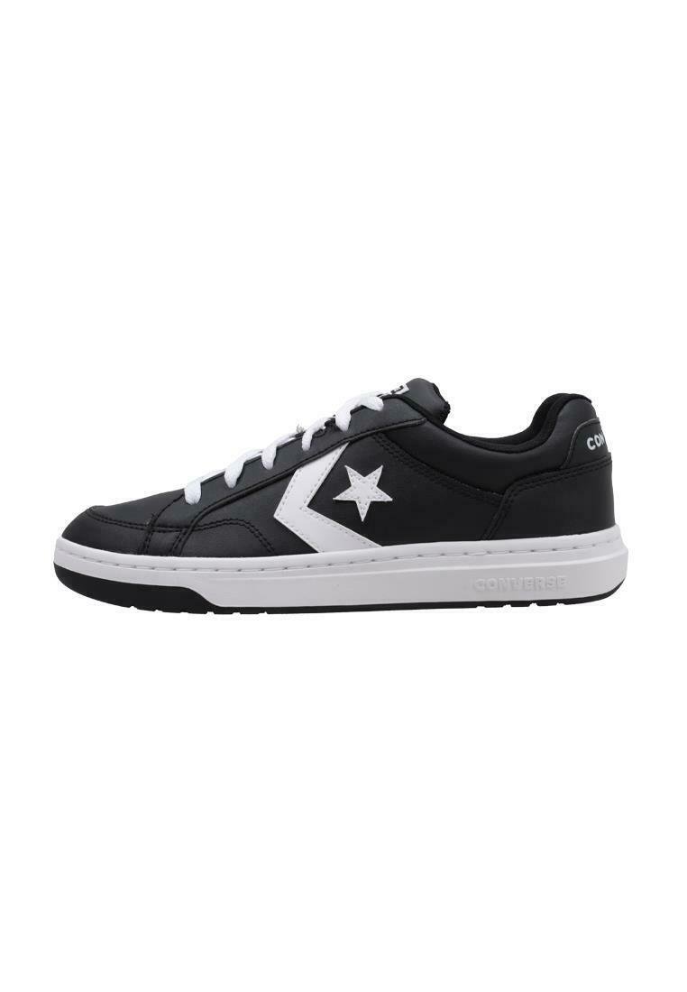 Sneakers negre din piele, cu talpa joasă și accente albe, având un logo cu stea, vârf rotund și outsole din cauciuc texturat. Șireturile sunt de culoare albastru deschis.