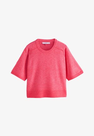 Maglione a maniche corte con scollo tondo in rosa corallo acceso con polsini e orlo a coste, mostrato su sfondo bianco.
