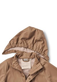 Veste de pluie à capuche beige avec fermeture éclair et boutons-pression, bord de capuche élastique et étiquette intérieure avec le nom de la marque "WHEAT".
