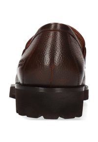 Bruine leren schoen met een gestructureerde afwerking, met een afgeronde vorm, dikke zwarte buitenzool en zichtbare stiksels langs de bovenrand.