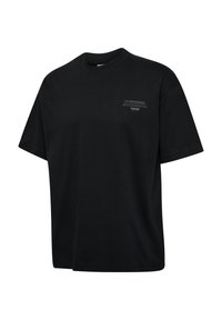 Čierne bavlnené tričko s krátkymi rukávmi a okrúhlym výstrihom, s bielymi textovými grafikami na prednej strane, voľný strih, hladká textúra.