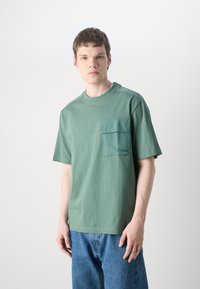 BOSS POCKET - Jednoduché tričko - open green