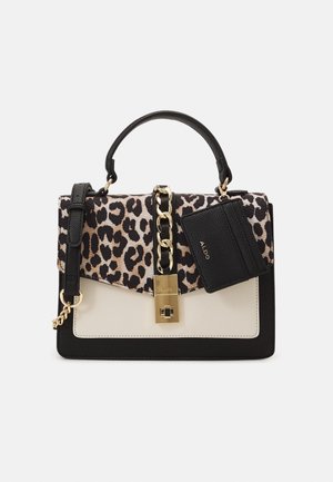 Sac à main en imprimé léopard avec un design structuré, quincaillerie dorée, accents noirs et crème, et un porte-cartes amovible. Finition texturée et détail en chaîne.