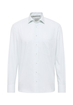 Chemise blanche à fines rayures verticales bleu clair, manches longues, devant boutonné, col pointu et poche poitrine côté gauche.