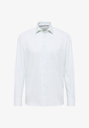 Weißes Hemd mit dünnen, hellblauen vertikalen Streifen, langen Ärmeln, durchgeknöpftem Vorderteil, spitzem Kragen und einer Brusttasche auf der linken Seite.