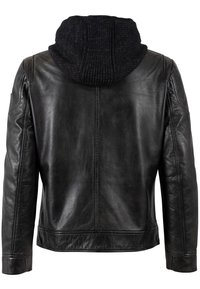 Giacca di pelle nera con cappuccio a coste nero. Presenta una texture liscia, una vestibilità sartoriale e cuciture visibili lungo i bordi.