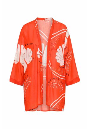 Lyse orange kimono med åben front med hvide abstrakte blad- og prikmønstre, trekvartærmer og letvægtsstof.