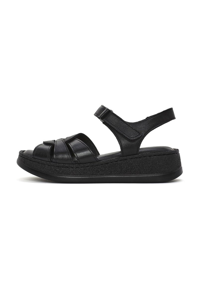 Zwarte leren sandalen met een platformontwerp, met kruislingse bandjes en een achterkantband voor ondersteuning. Massieve zwarte rubberen zool.