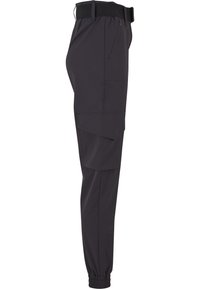 Fekete cargo nadrág rugalmas mandzsettával, több zsebbel, köztük cipzáras oldalzsebbel, és állítható fekete övvel a deréknál.