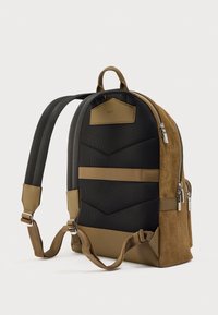 Σακίδιο πλάτης με μαύρο υφαντό ύφασμα, καφέ σουέτ λεπτομέρειες και σχέδιο ψαροκόκαλο. Διαθέτει ρυθμιζόμενους ιμάντες και χειρολαβή στην κορυφή. Ασημένια φερμουάρ.