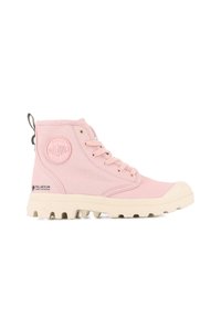 Różowe płótna buty wysokie z okrągłą naszywką logo, kremowy gumowy czubek i teksturowana podeszwa. Posiadają szary uchwyt z tyłu.