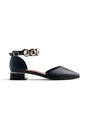 Zapato plano de piel sintética negra con puntera afilada, correa de tobillo con acentos circulares y tacón bloque en tono dorado.