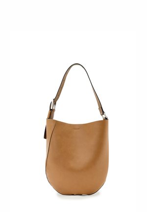 Vaaleanruskea nahkainen olkalaukku, jossa on yksittäinen säädettävä hihna ja hopeanväriset soljilla varustetut yksityiskohdat, esitelty valkoista taustaa vasten.